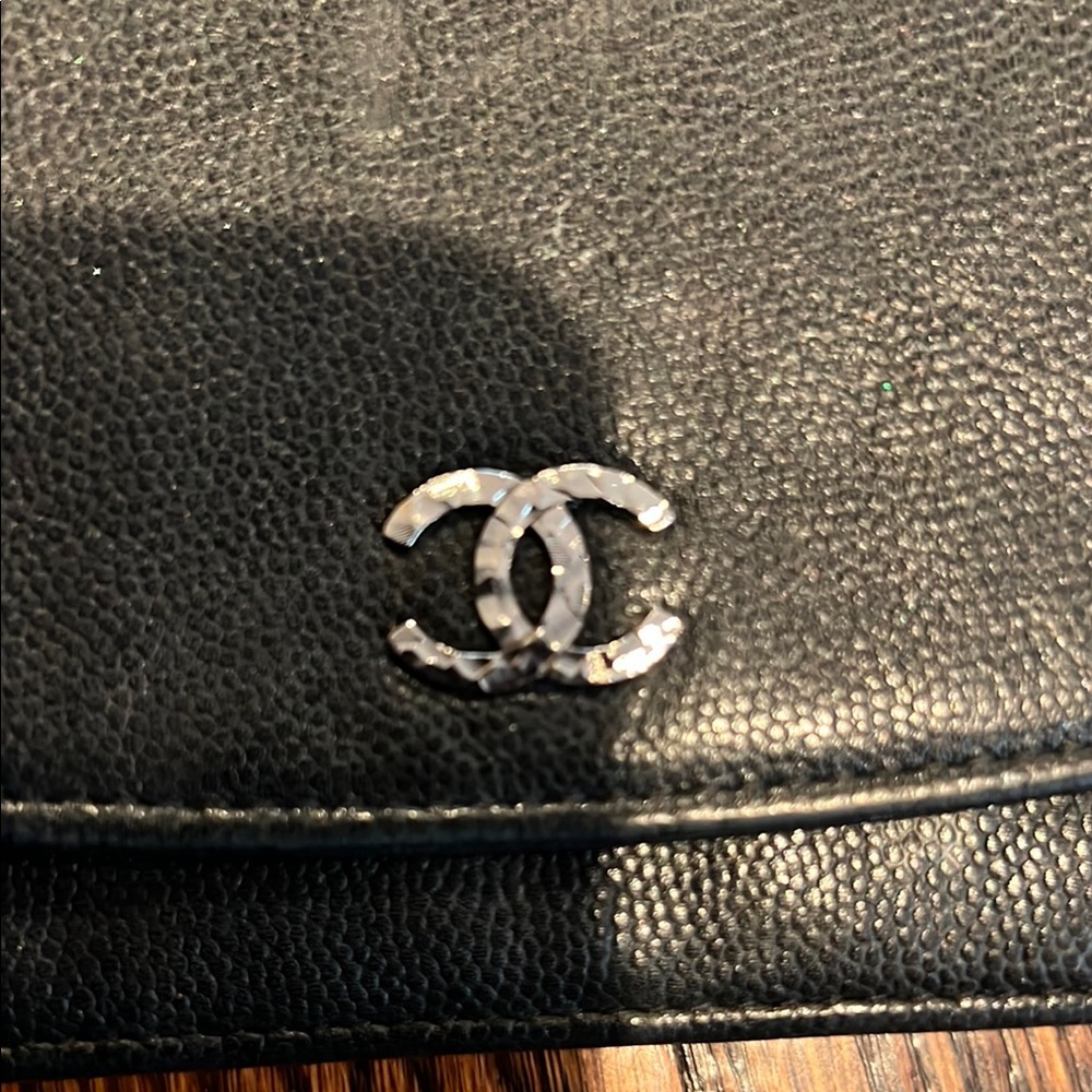 CHANEL Black Crossbody Bag with Iconic CC Logo - Picture 5 of 12
